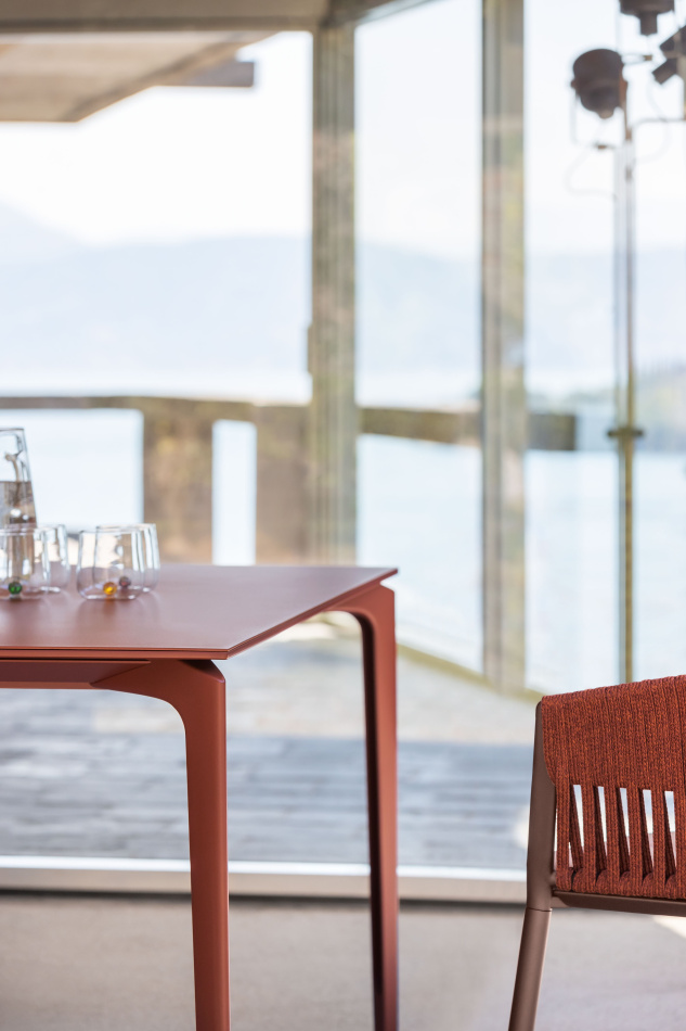 Fast Allsize table Niwa chairs