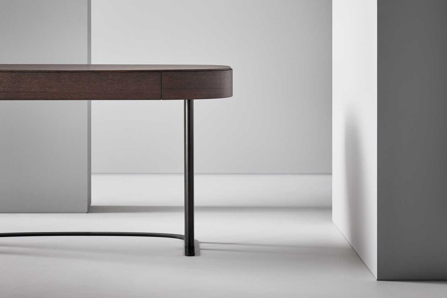 Bonaldo complementi isabey desk gallery 03