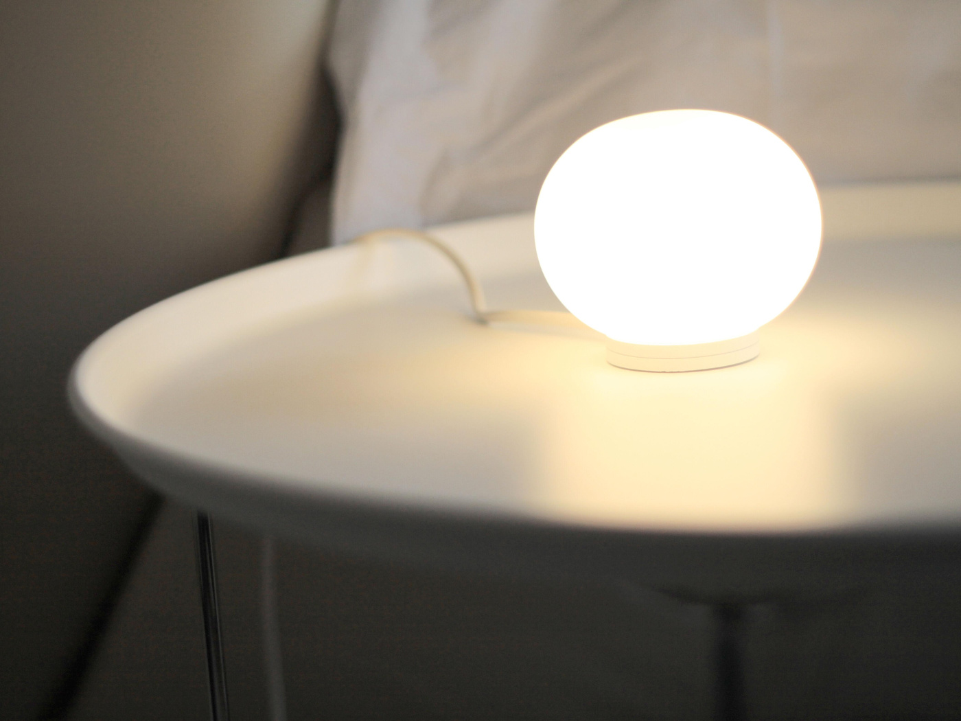 Mini glo ball t white table morrison flos 02