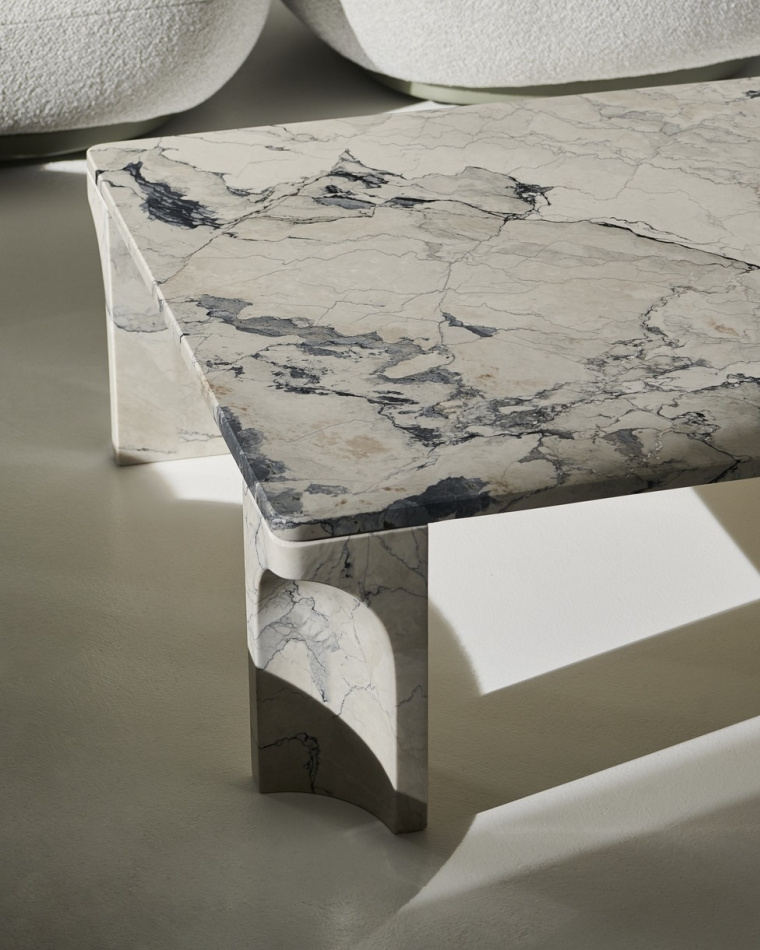 Trans Showroom 8666 2000x1400px