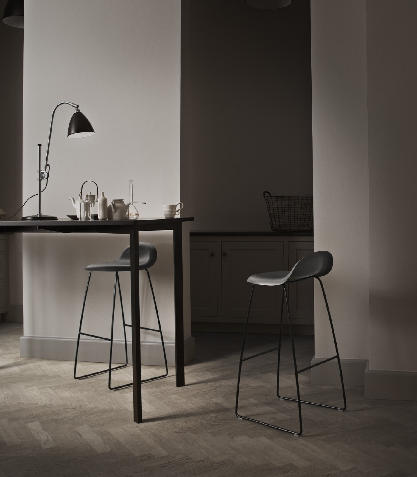 TS Console BL1 Table Lamp Modern Line Sofa Moon Lounge Table Masculo Lounge Chair Swivel Base Grashoppa Floor Lamp