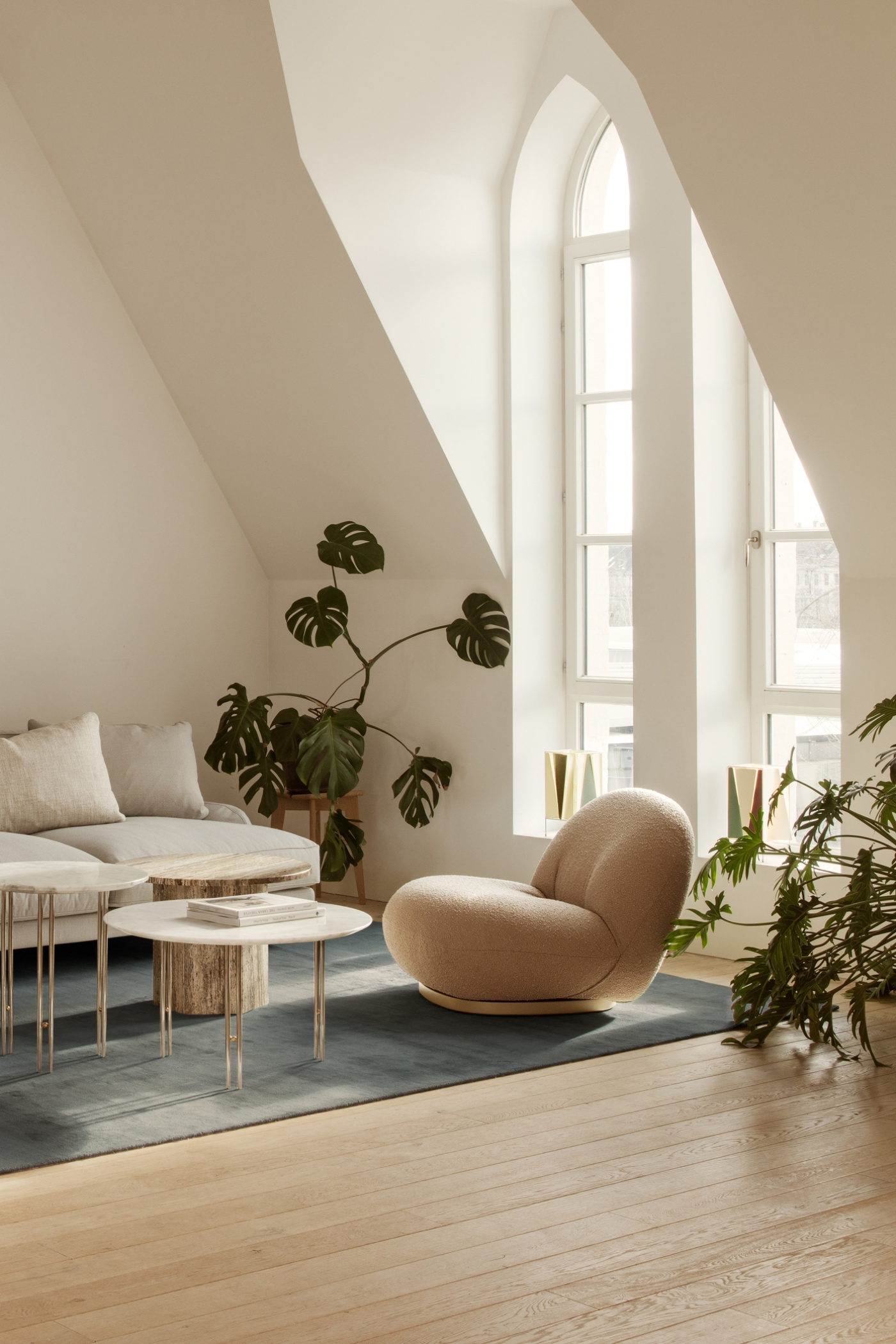 TS Console BL1 Table Lamp Modern Line Sofa Moon Lounge Table Masculo Lounge Chair Swivel Base Grashoppa Floor Lamp