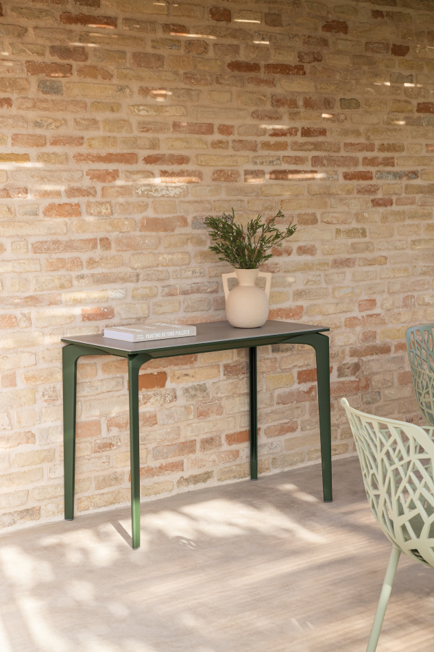 Fast Allsize bar tables Niwa stools 1