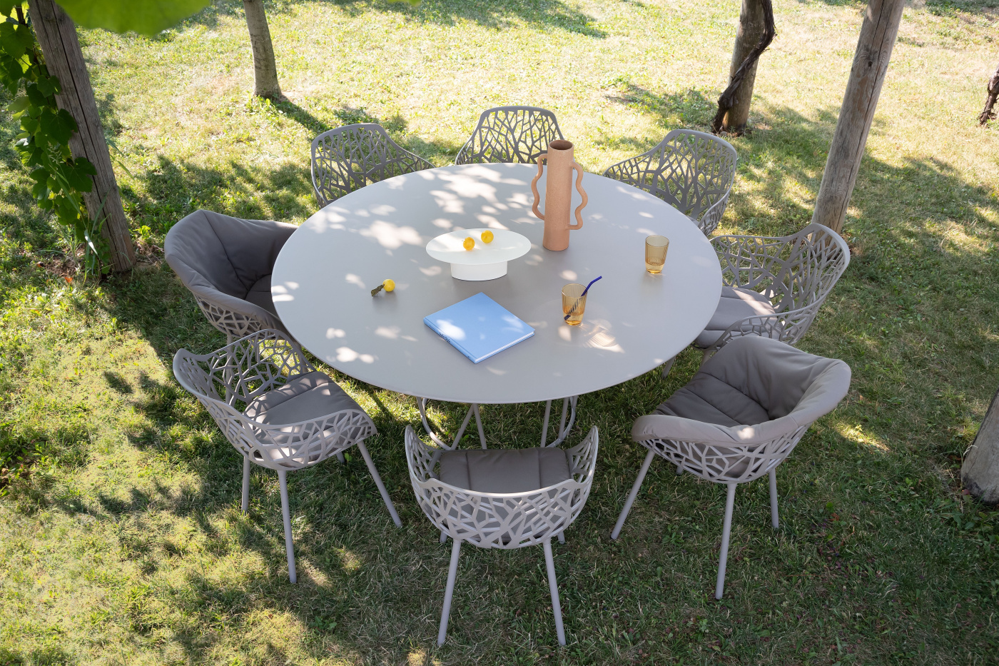 Fast Grande Arche table Forest chairs