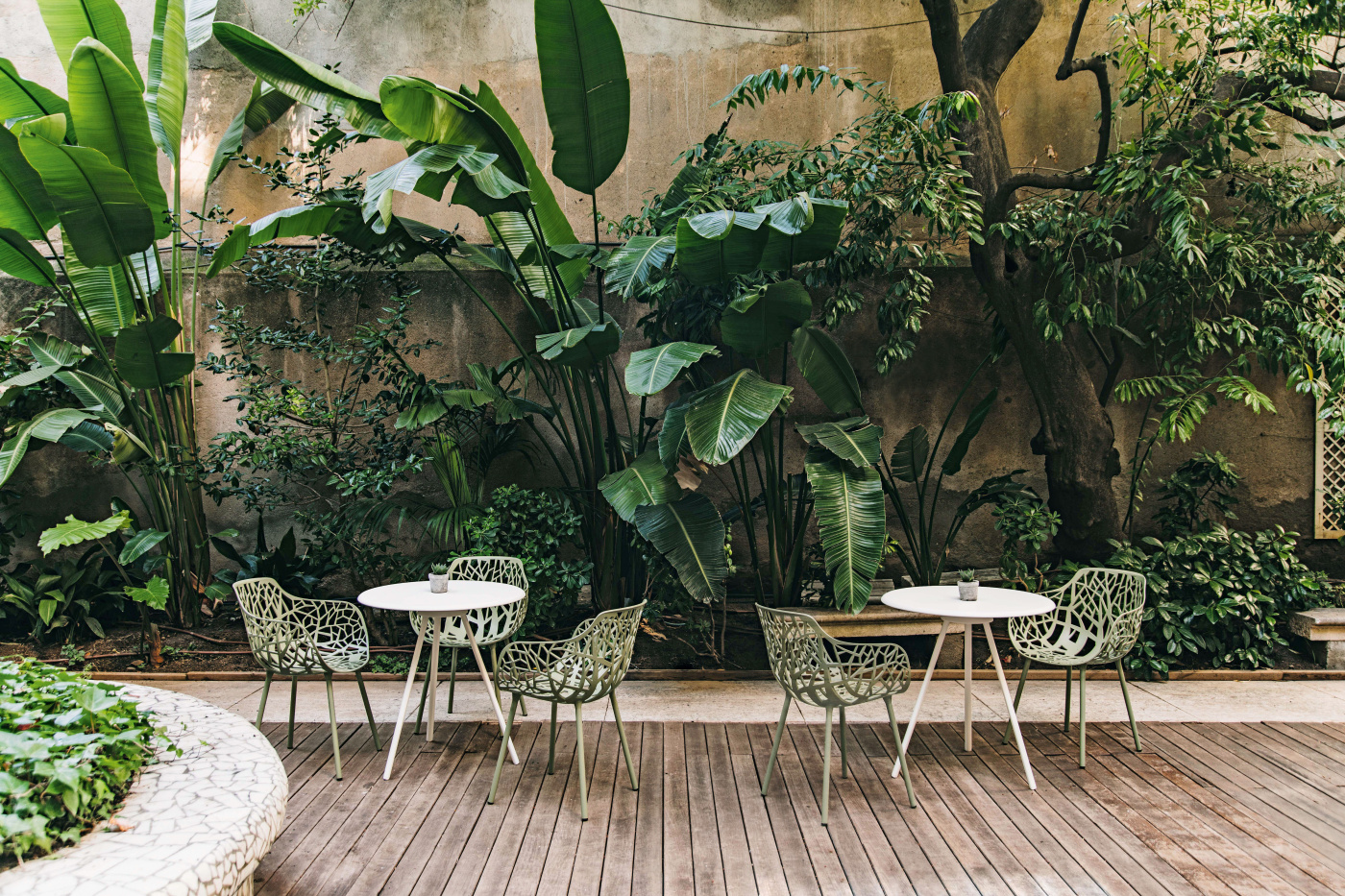 Fast Grande Arche table Forest chairs