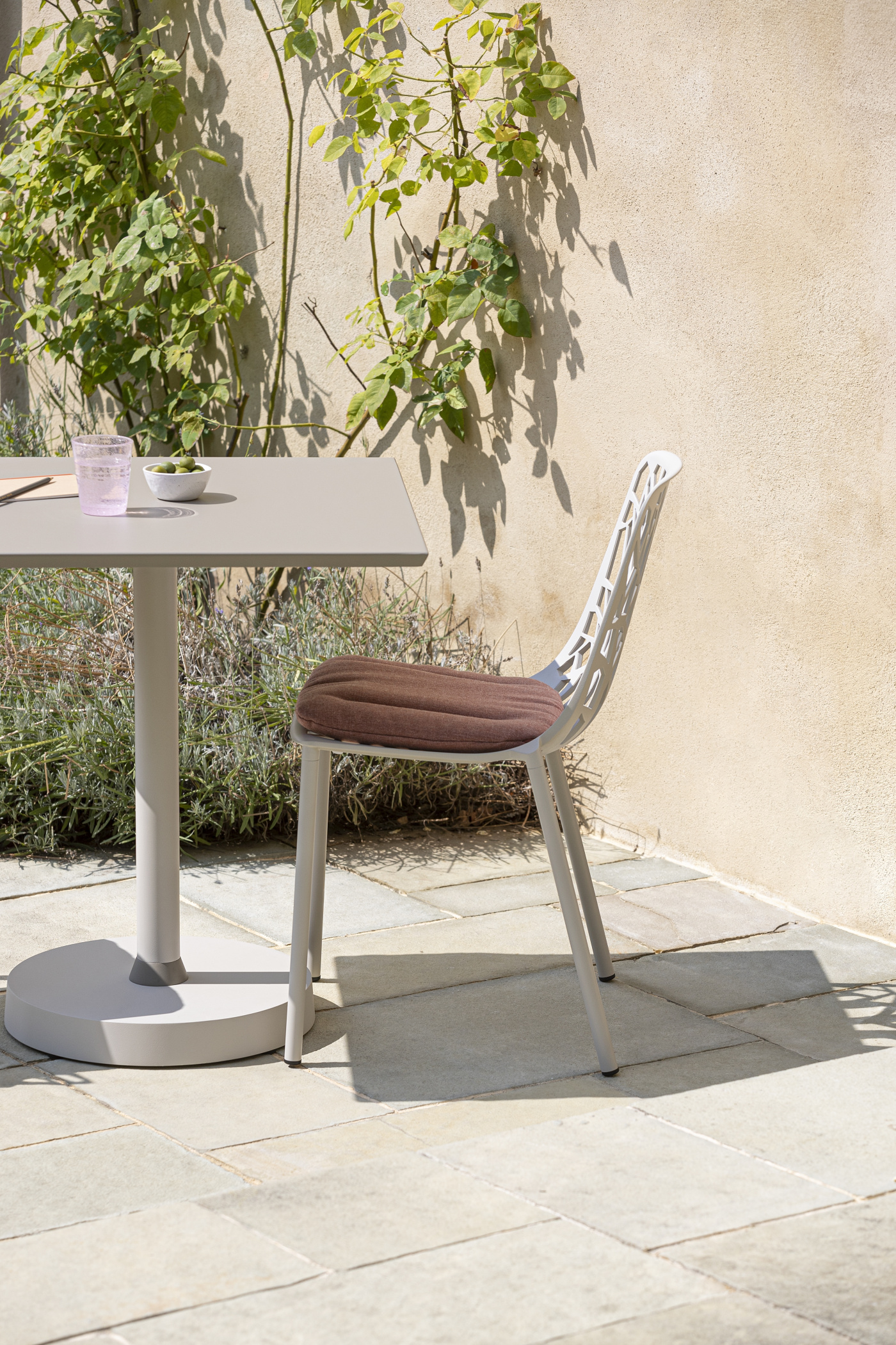 Fast Grande Arche table Forest chairs