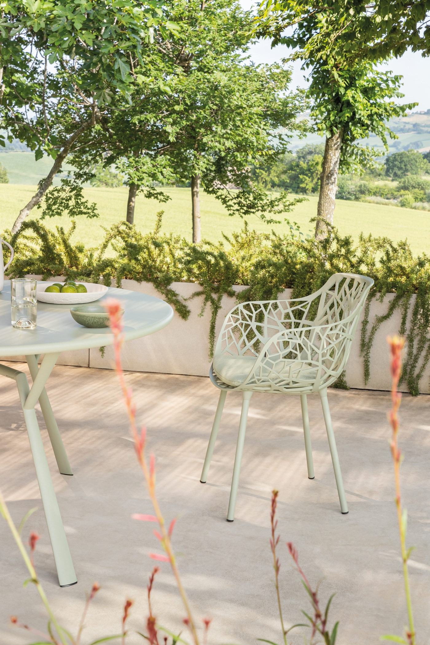 Fast Grande Arche table Forest chairs