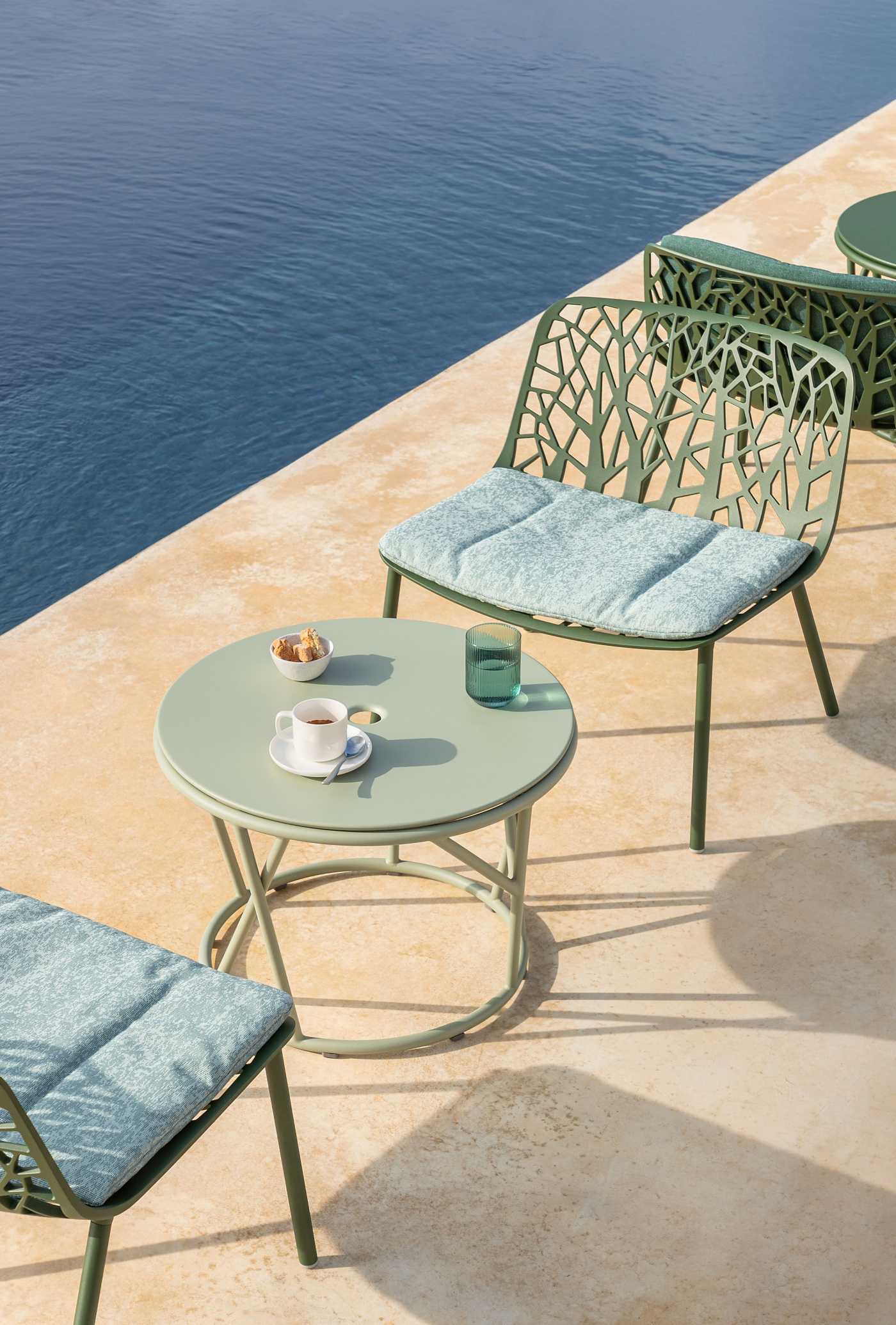 Fast Grande Arche table Forest chairs