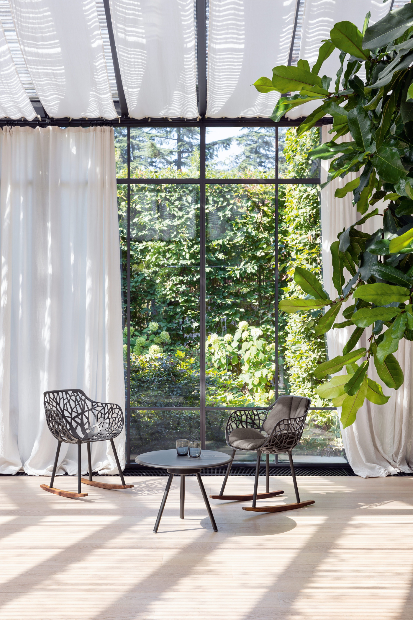 Fast Grande Arche table Forest chairs