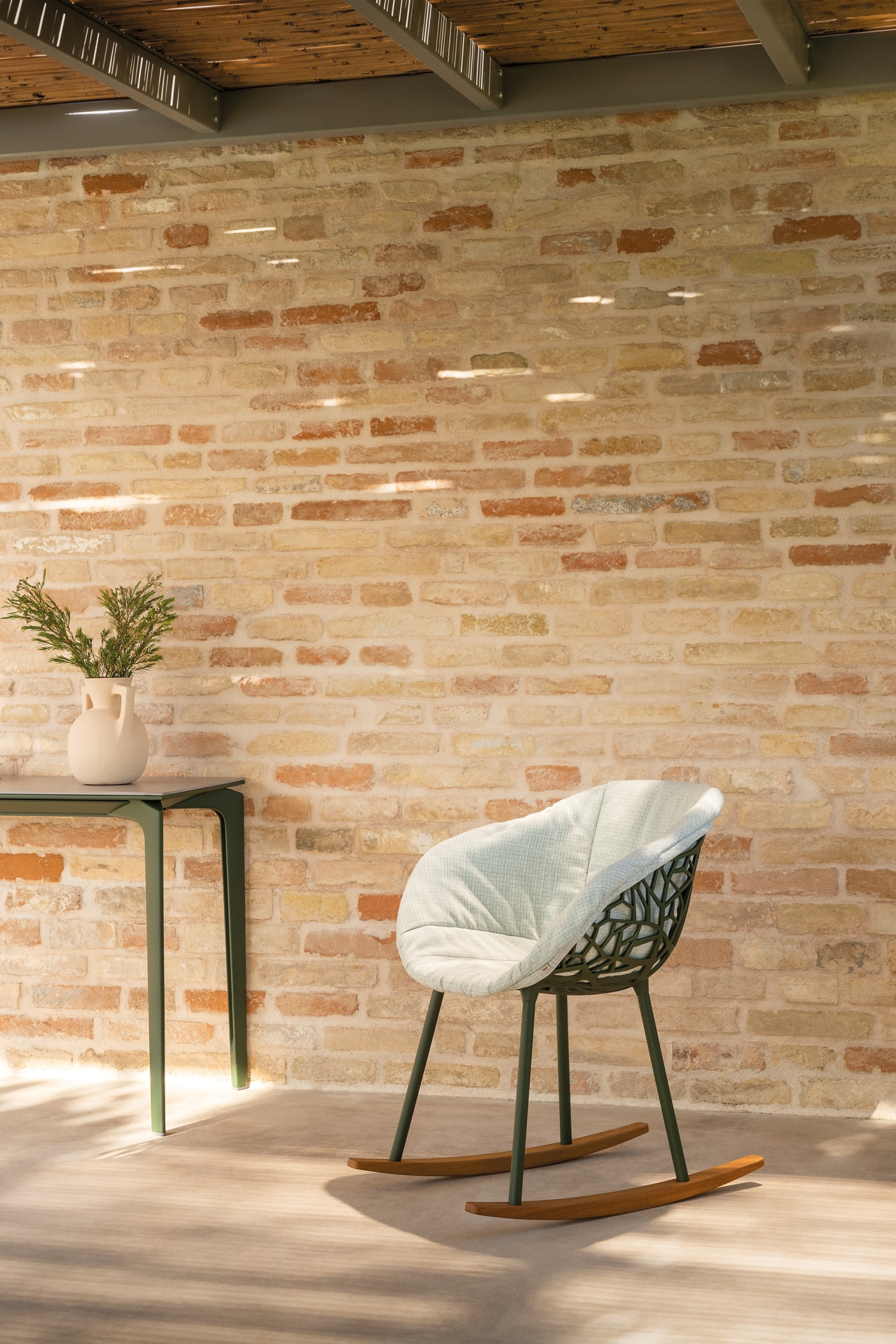 Fast Grande Arche table Forest chairs