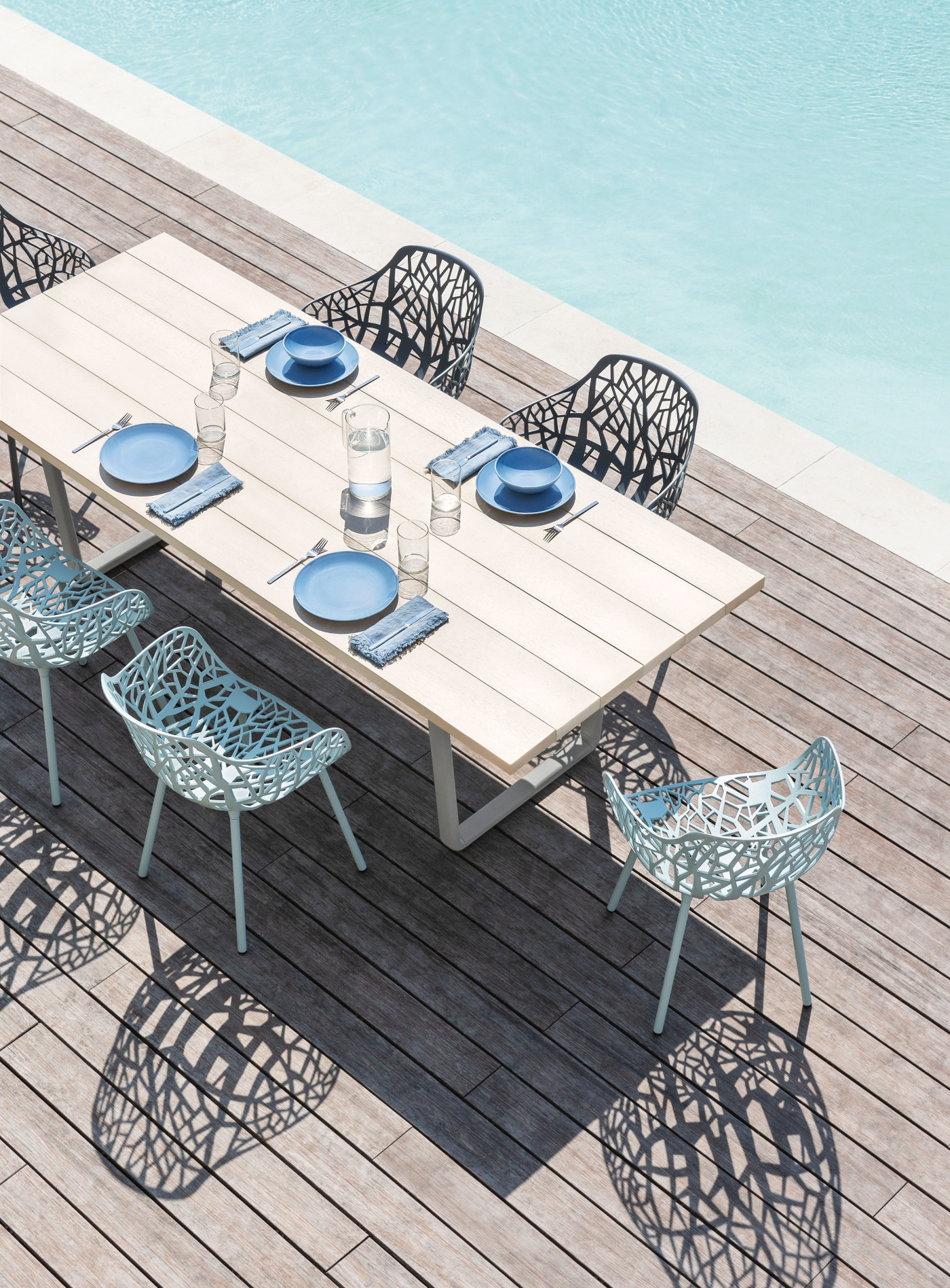 Fast Grande Arche table Forest chairs