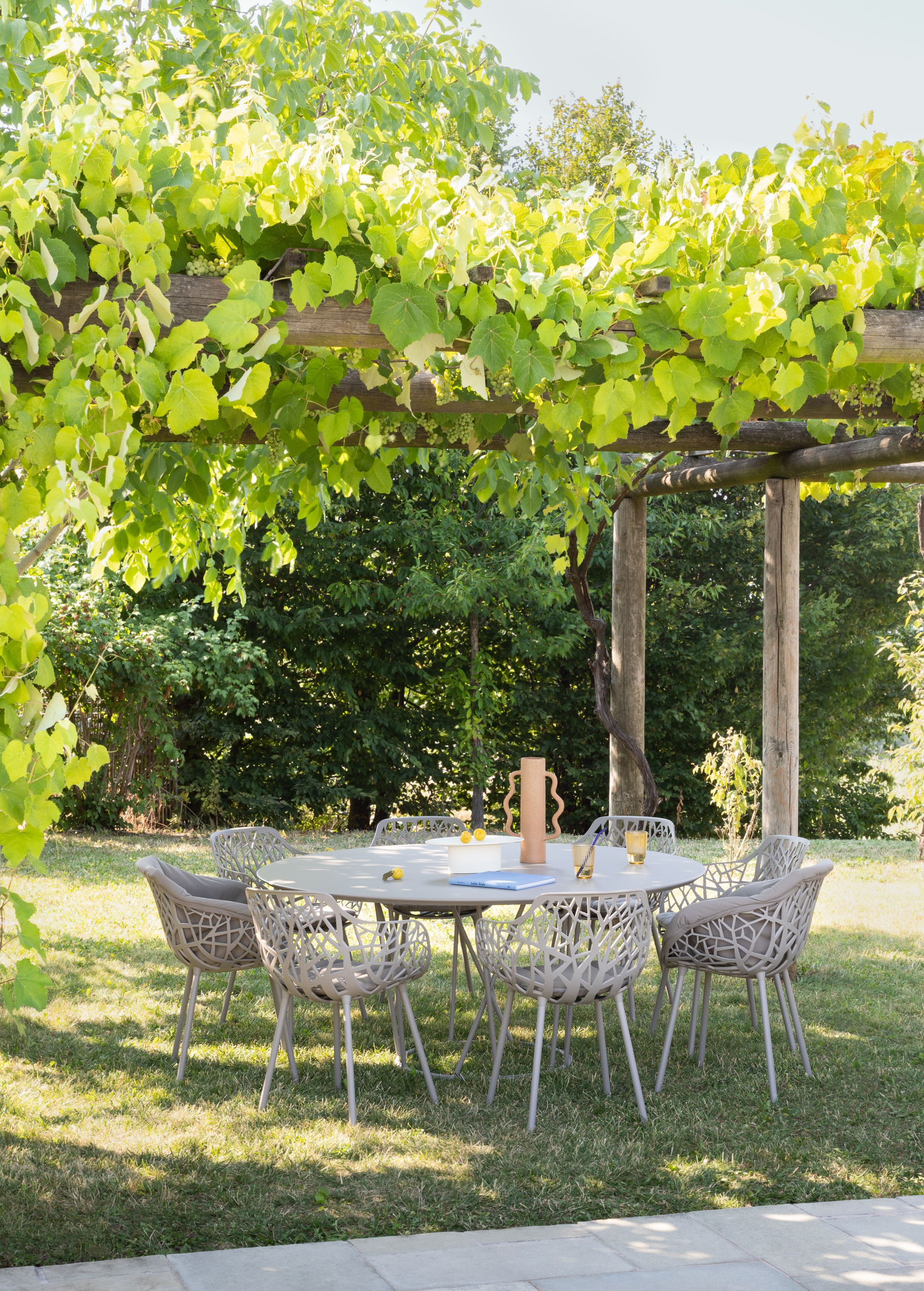 Fast Grande Arche table Forest chairs
