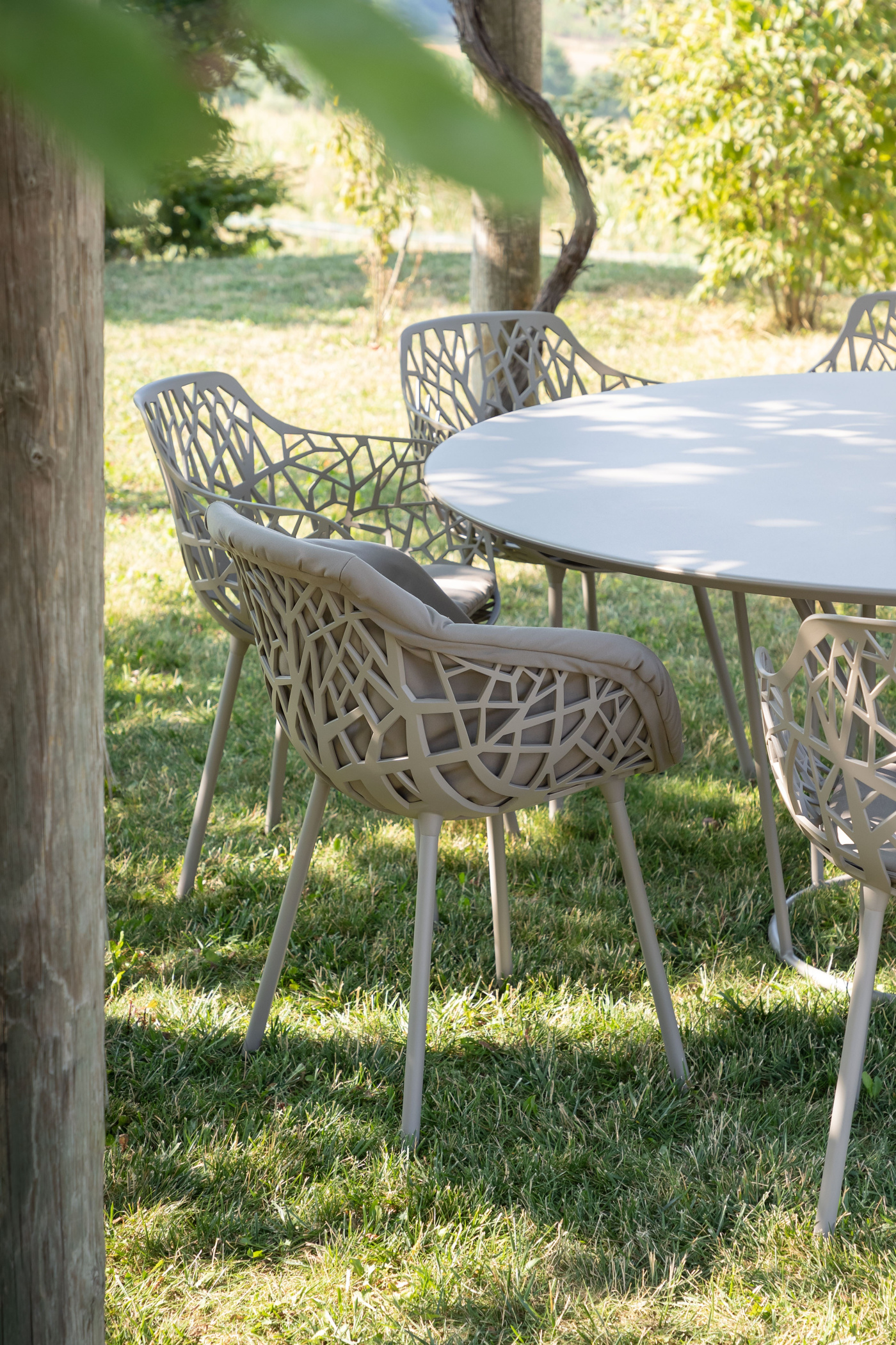Fast Grande Arche table Forest chairs