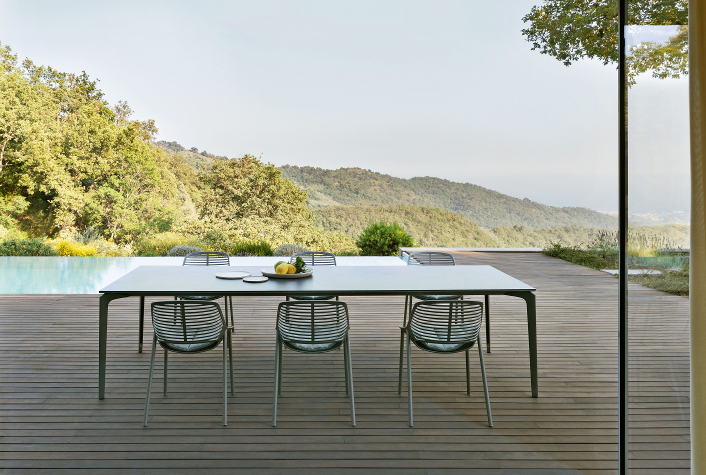 Fast Allsize table Niwa chairs