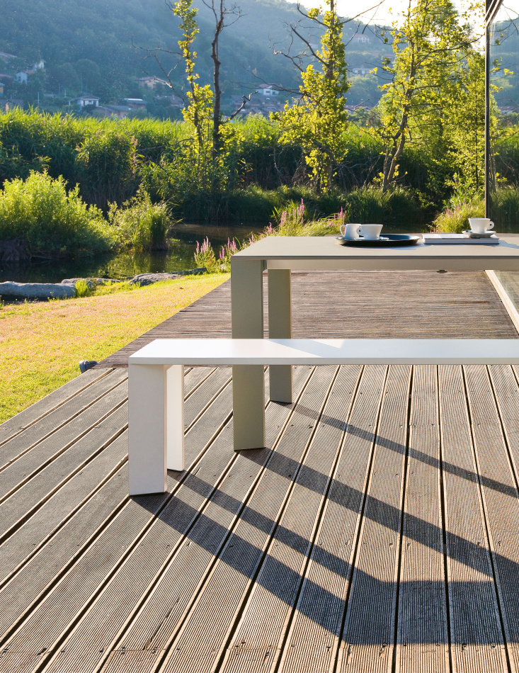 Fast Grande Arche table Forest chairs
