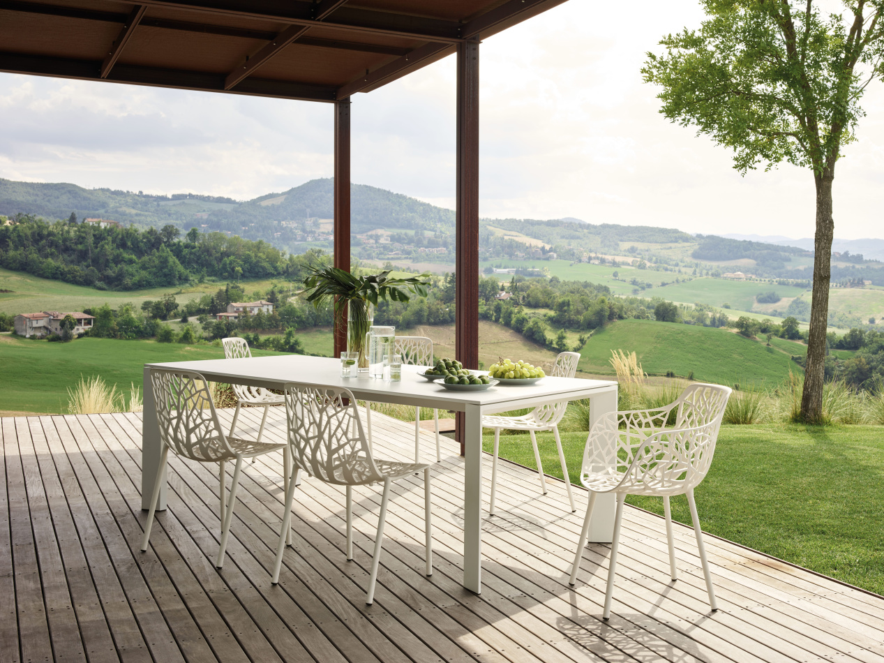 Fast Grande Arche table Forest chairs