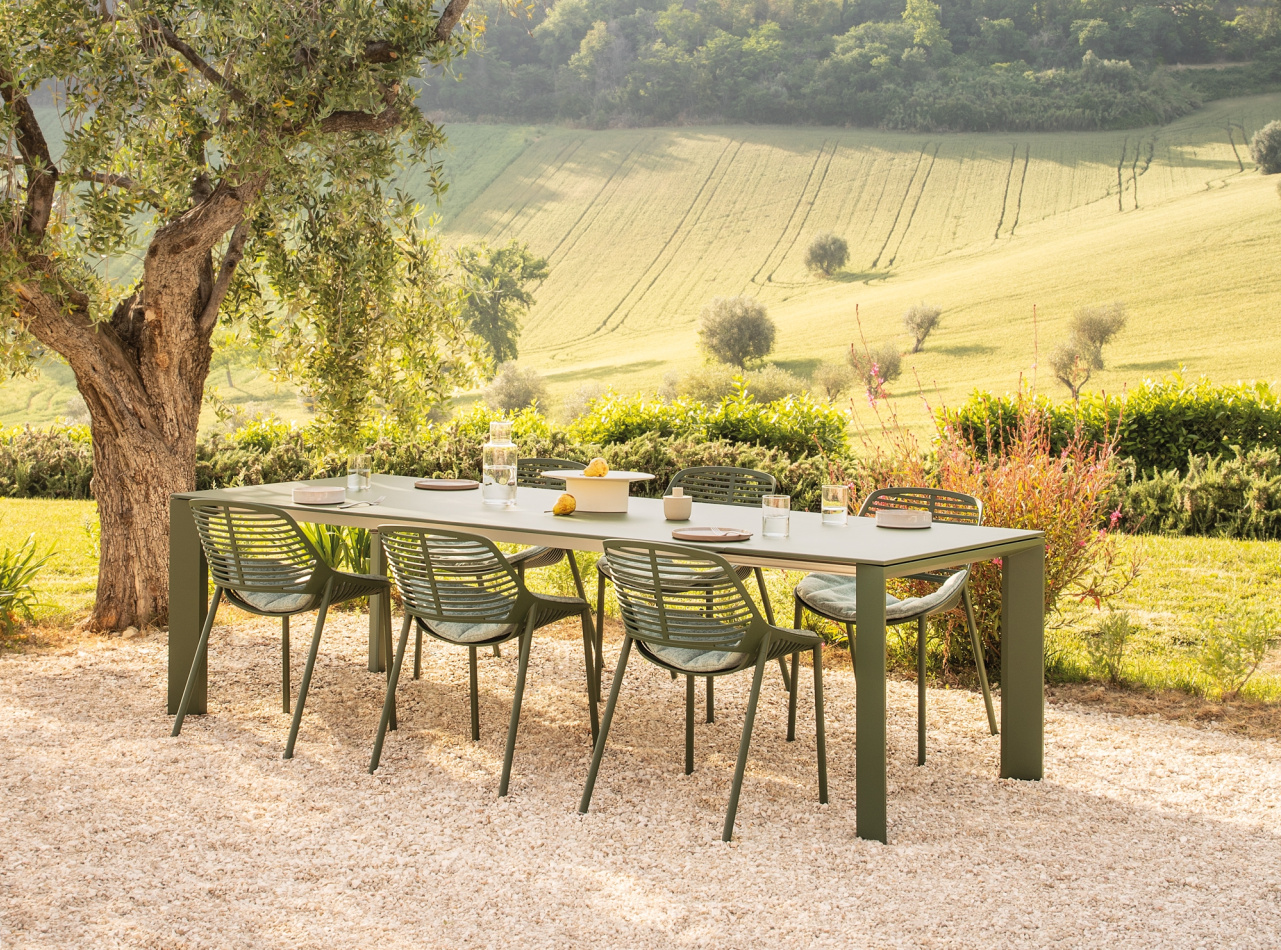 Fast Grande Arche table Forest chairs