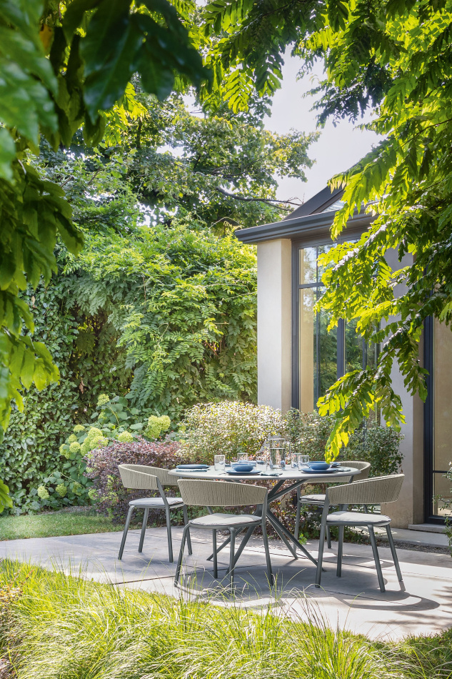 Fast Moai table Zebra chairs 3