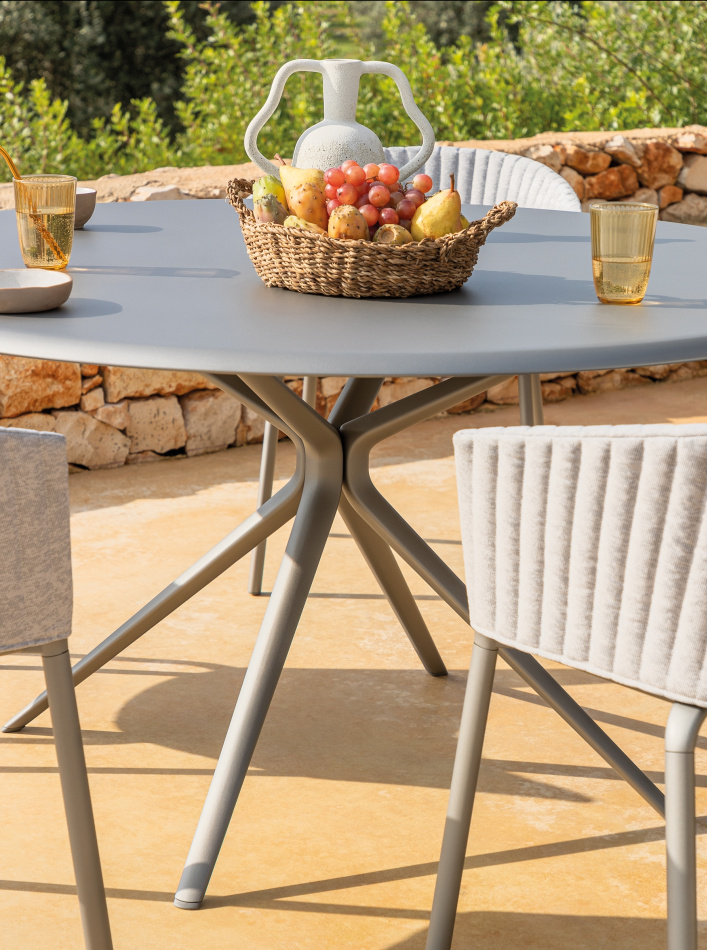 Fast Moai table Zebra chairs 3