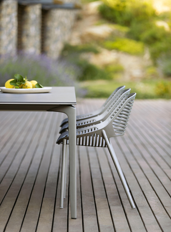 Fast Allsize table Niwa chairs