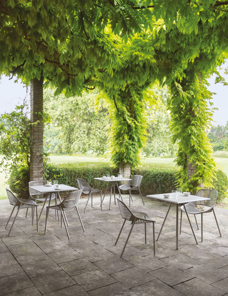Fast Allsize table Niwa chairs