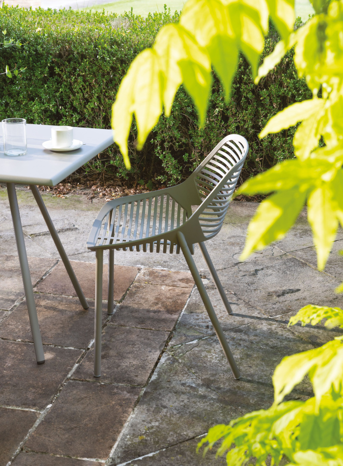 Fast Allsize table Niwa chairs