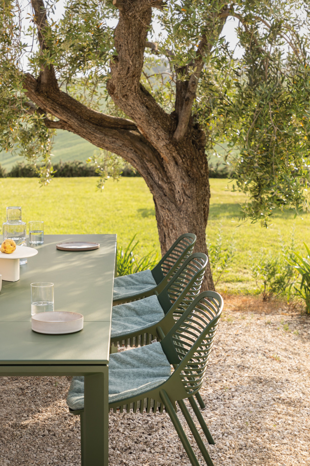 Fast Allsize table Niwa chairs