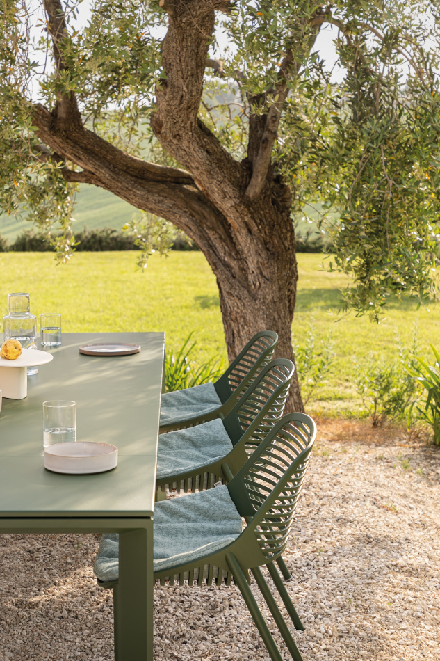 Fast Allsize table Niwa chairs