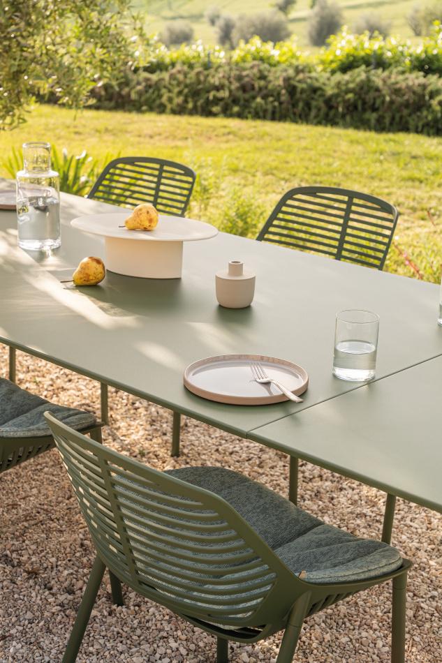 Fast Allsize table Niwa chairs