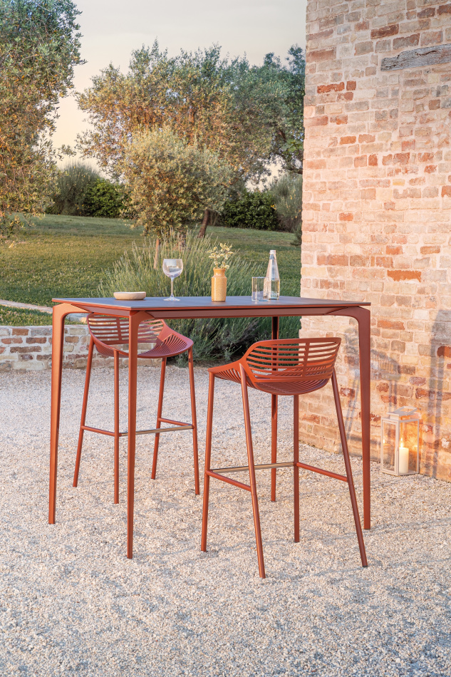 Fast Allsize table Niwa chairs