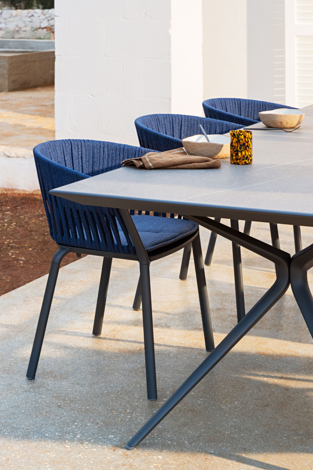 Fast Moai table Zebra chairs 3