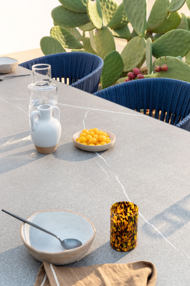 Fast Moai table Zebra chairs 3