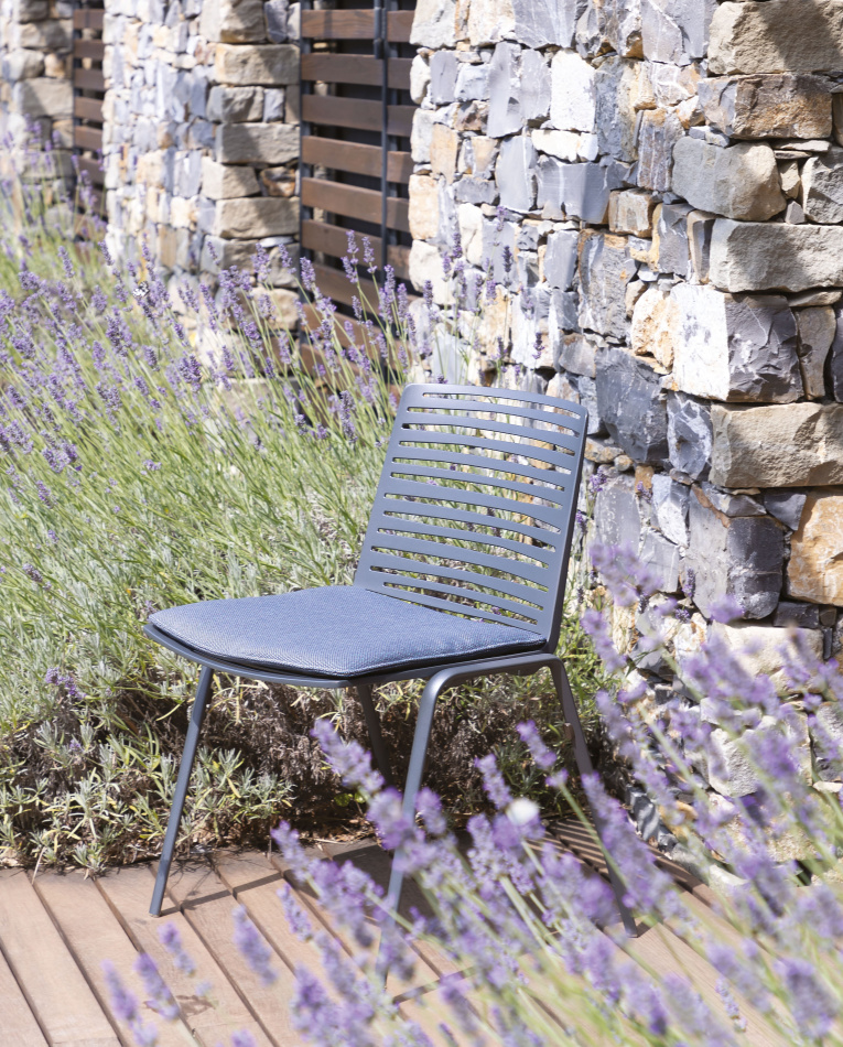 Fast Allsize table Zebra chairs 1