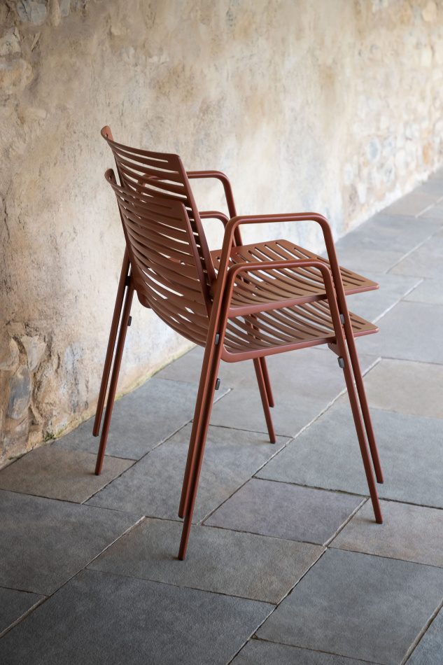 Fast Allsize table Zebra chairs 1